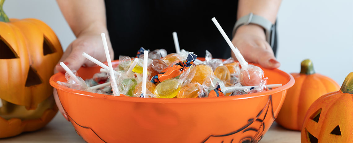 Children grabbing candy Foothill Dental Care in Livermore